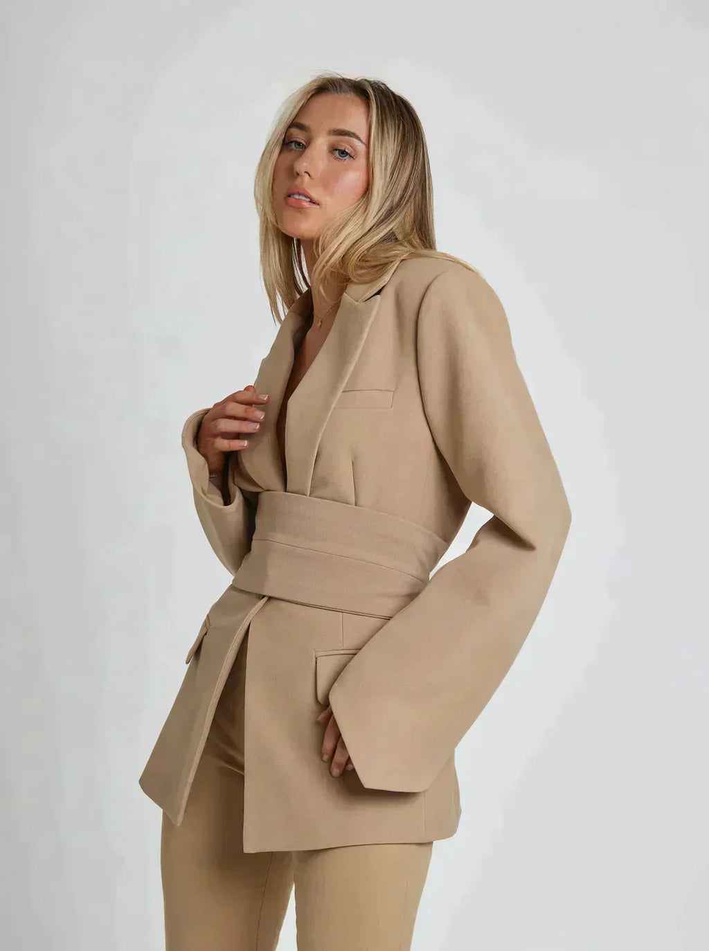 Valenzora - Elegant blazer with belt for a modern look