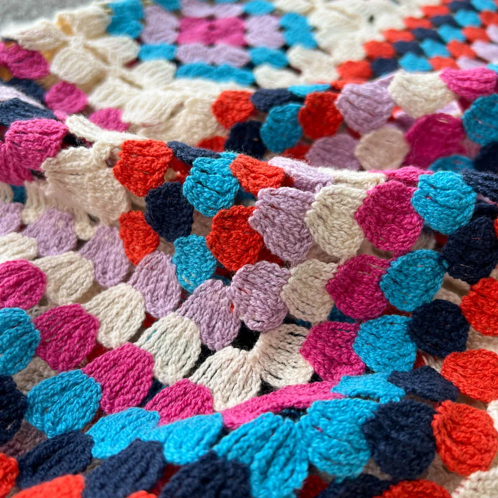 Valenzora | Gehäkelte lange Granny Square Strickjacke
