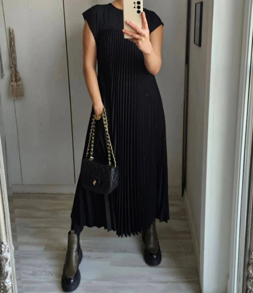 Valenzora | Simple monochrome pleated dress