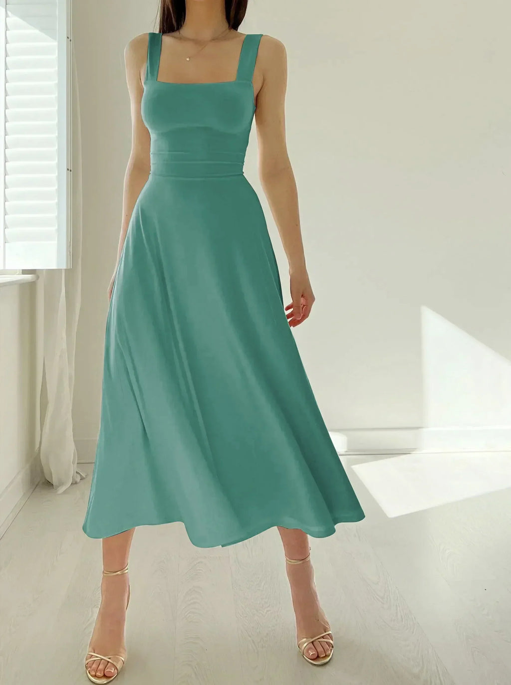 Valenzora | Midikleid mit breiten Trägern