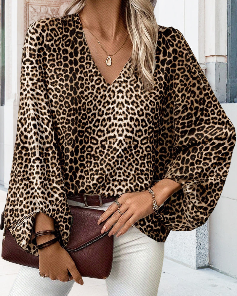 Valenzora | Stylish leopard print top with V-neck and lantern sleeves