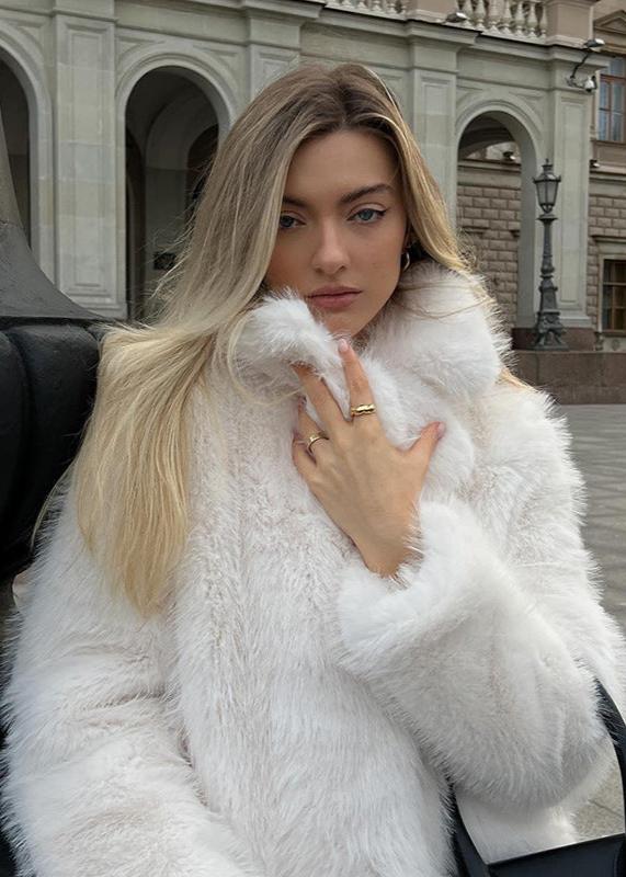 Valenzora | Short women's faux fur jacket - elegant white winter coat