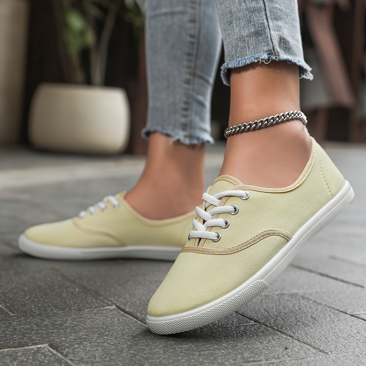 Valenzora | Bequeme Low-Top Canvas-Sneaker in Weiß