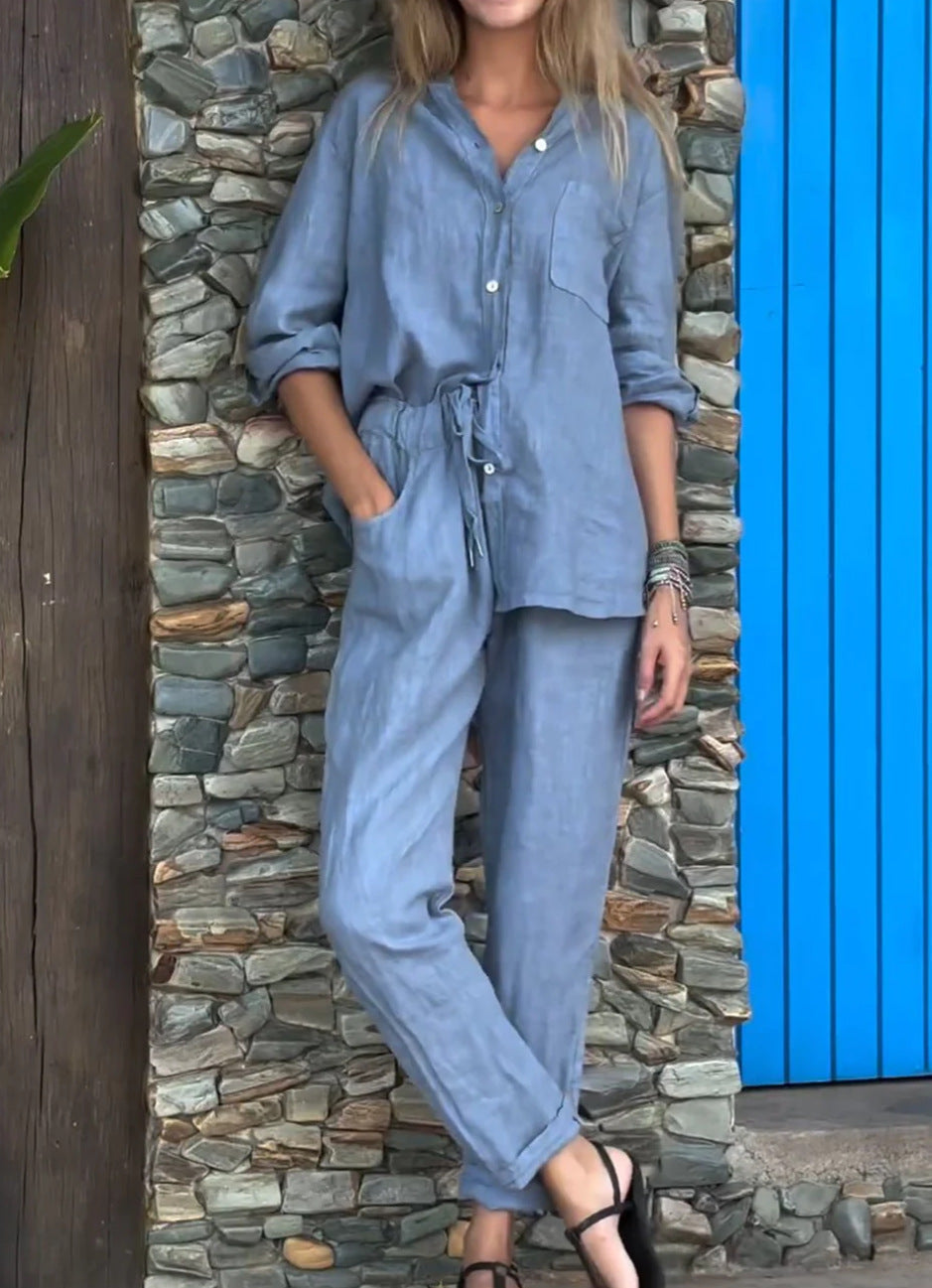 V-Ausschnitt-Shirt und Baumwollhose