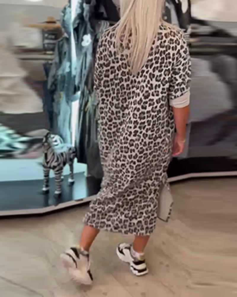 Valenzora | V-neck leopard print dress in a relaxed fit