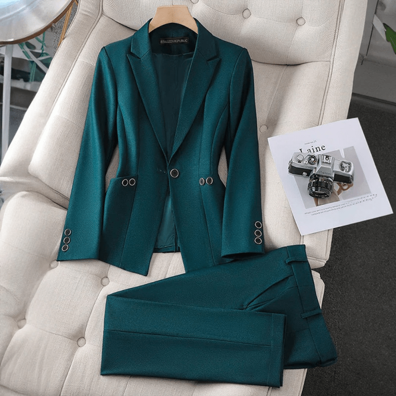 Valenzora | Elegant women's blazer and trouser suit. Casual & comfortable design.