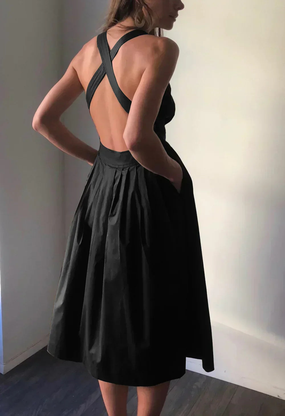 Valenzora | Backless, pleated dress with large pockets