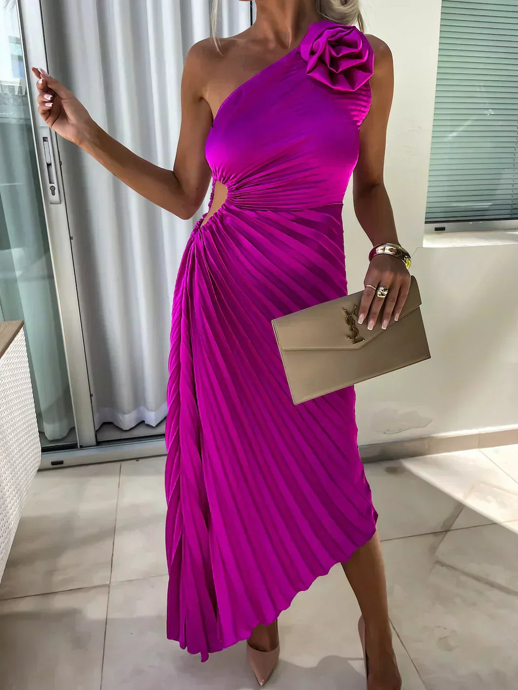 Valenzora | Ein-Schulter-Kleid mit Faltenrock, floraler Verzierung, Eleganz für den Abend