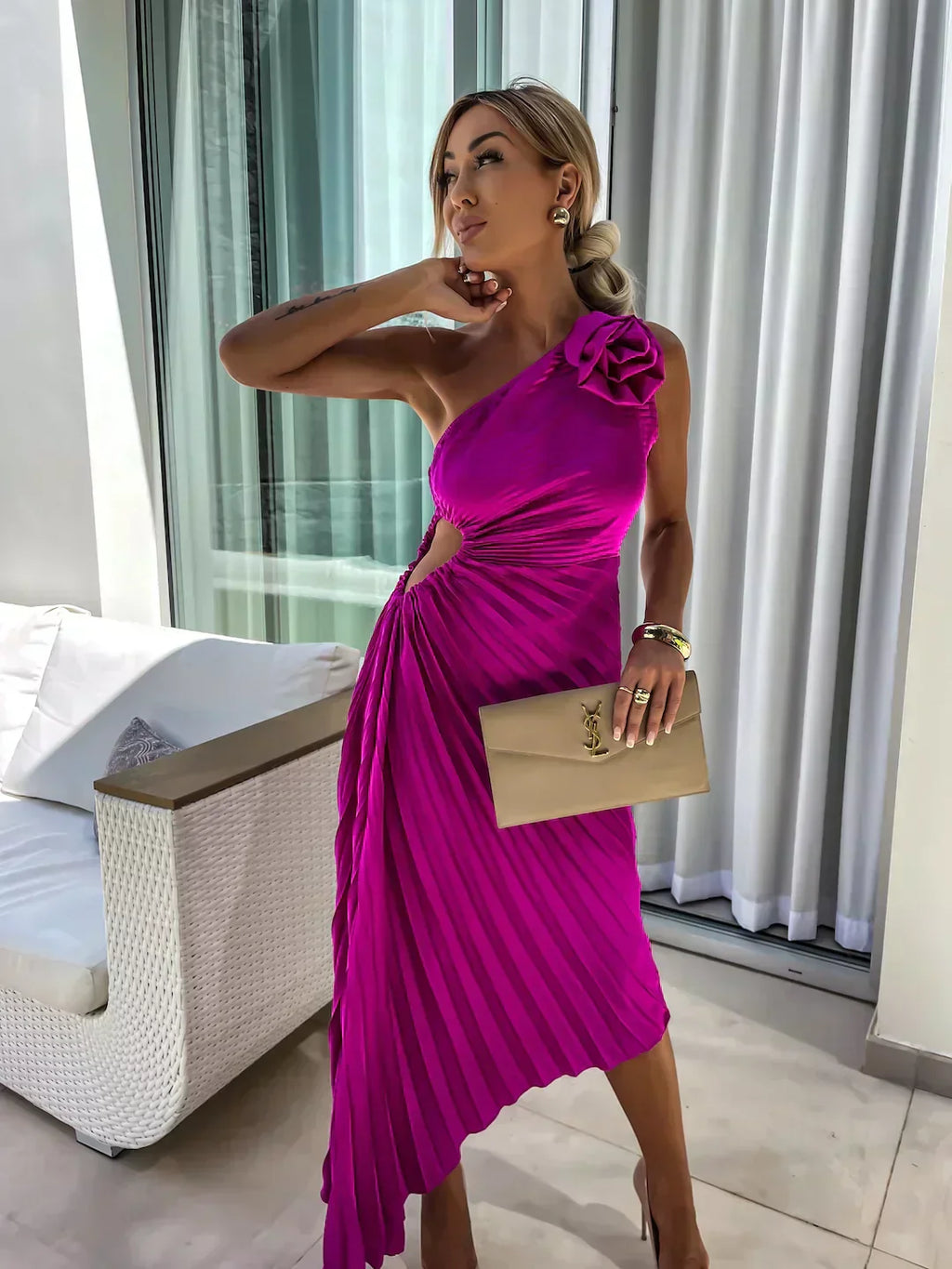 Valenzora | Ein-Schulter-Kleid mit Faltenrock, floraler Verzierung, Eleganz für den Abend
