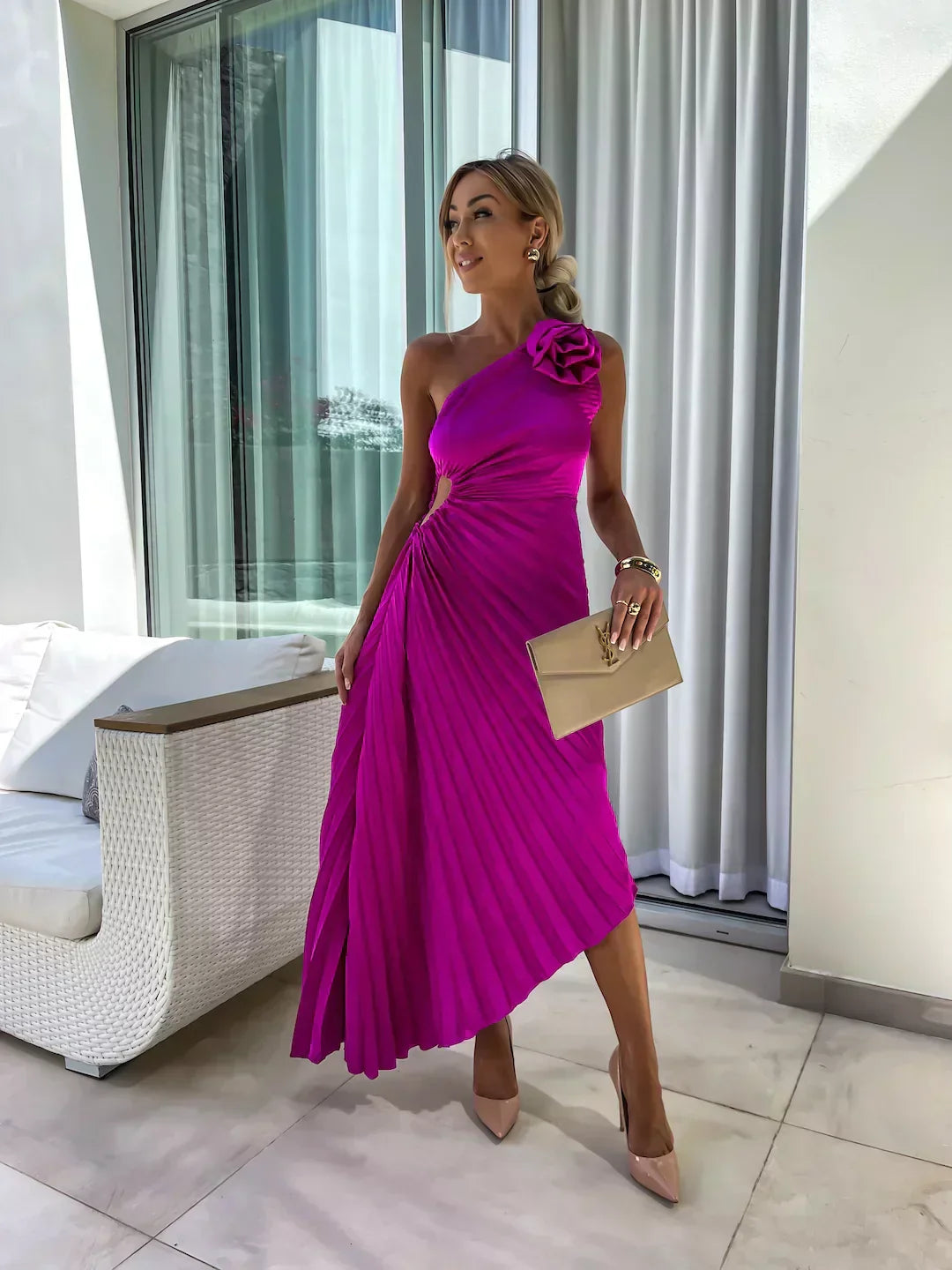 Valenzora | Ein-Schulter-Kleid mit Faltenrock, floraler Verzierung, Eleganz für den Abend