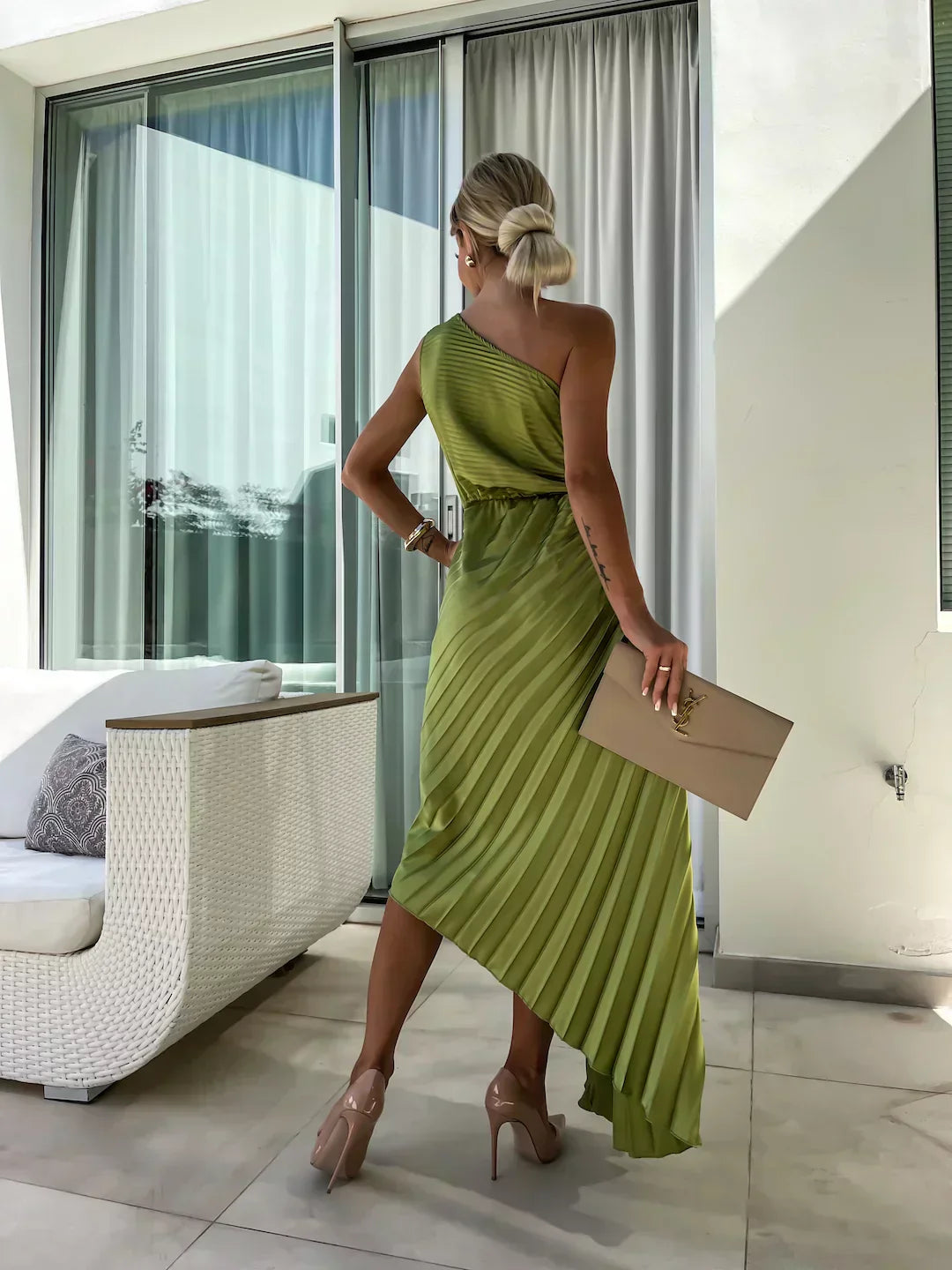 Valenzora | Ein-Schulter-Kleid mit Faltenrock, floraler Verzierung, Eleganz für den Abend