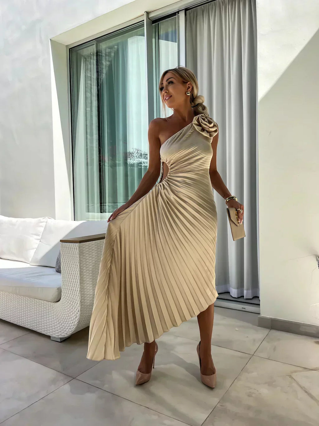 Valenzora | Ein-Schulter-Kleid mit Faltenrock, floraler Verzierung, Eleganz für den Abend
