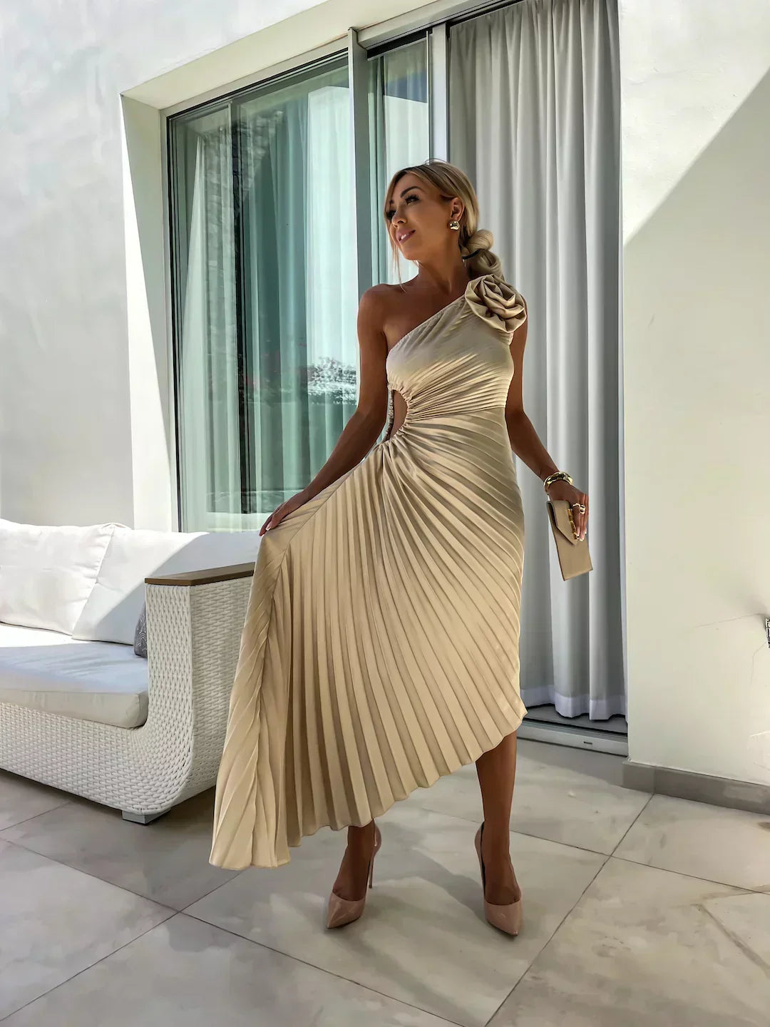 Valenzora | Ein-Schulter-Kleid mit Faltenrock, floraler Verzierung, Eleganz für den Abend