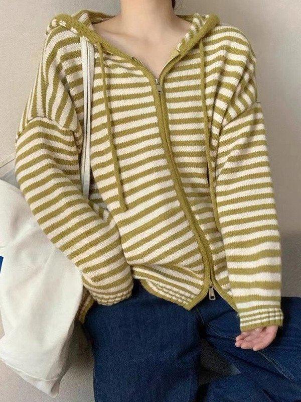 Valenzora | Gestreifte Strickjacke mit Kapuze und langen Ärmeln