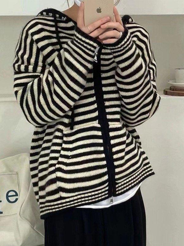 Valenzora | Gestreifte Strickjacke mit Kapuze und langen Ärmeln