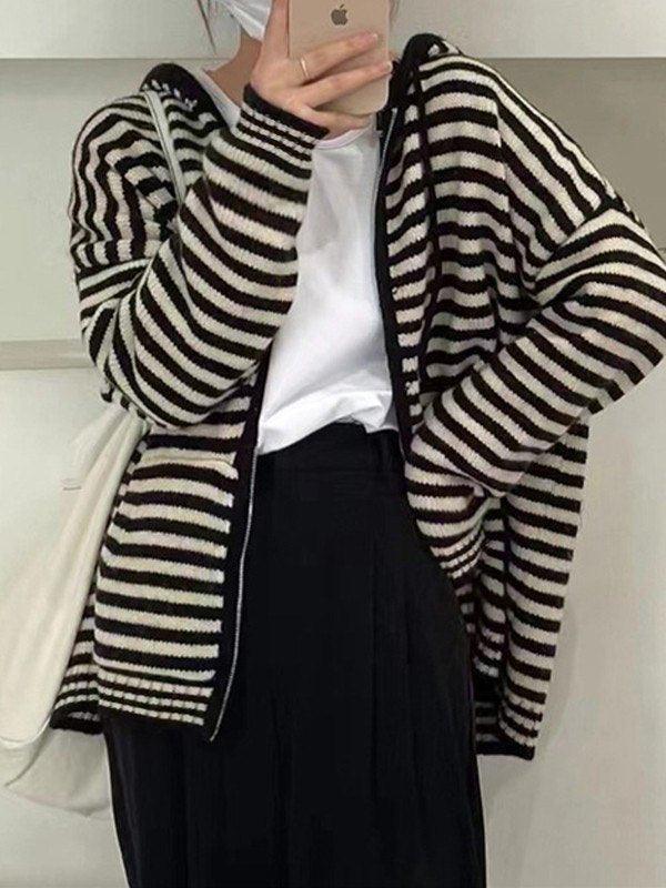 Valenzora | Gestreifte Strickjacke mit Kapuze und langen Ärmeln
