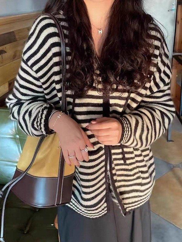 Valenzora | Gestreifte Strickjacke mit Kapuze und langen Ärmeln