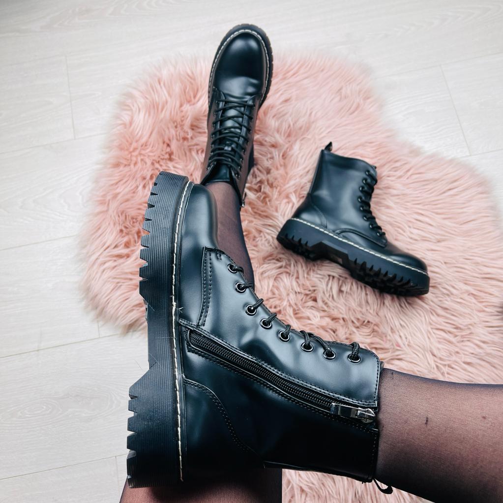 Valenzora | Shiny black boots
