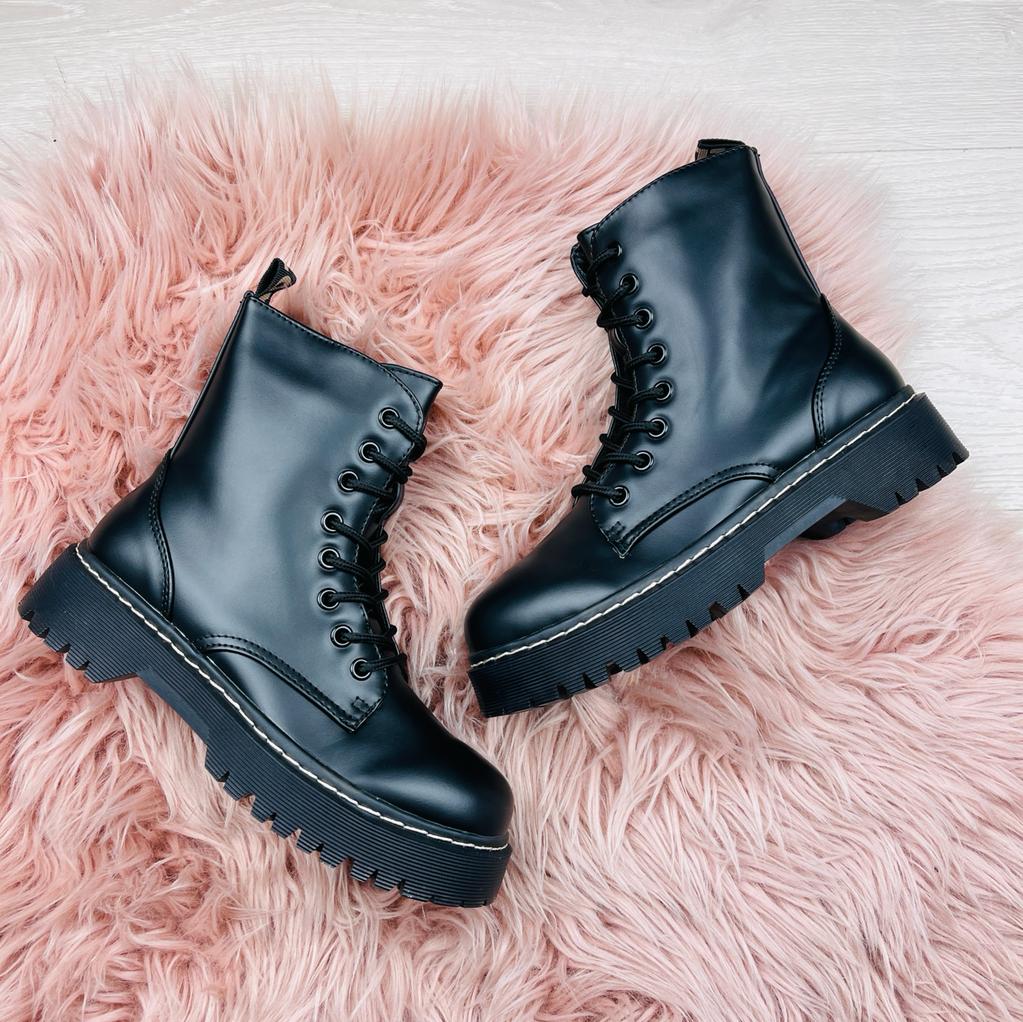 Valenzora | Shiny black boots