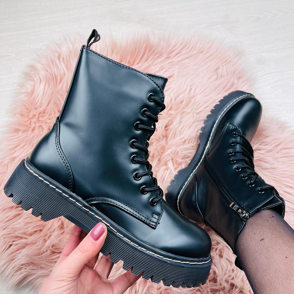 Valenzora | Shiny black boots