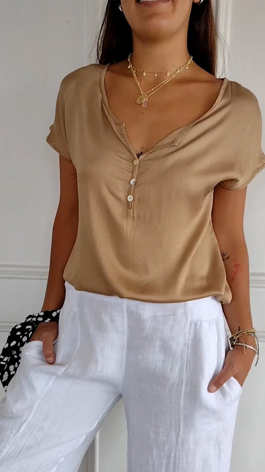 Valenzora | Timeless elegance T-shirt V-neck