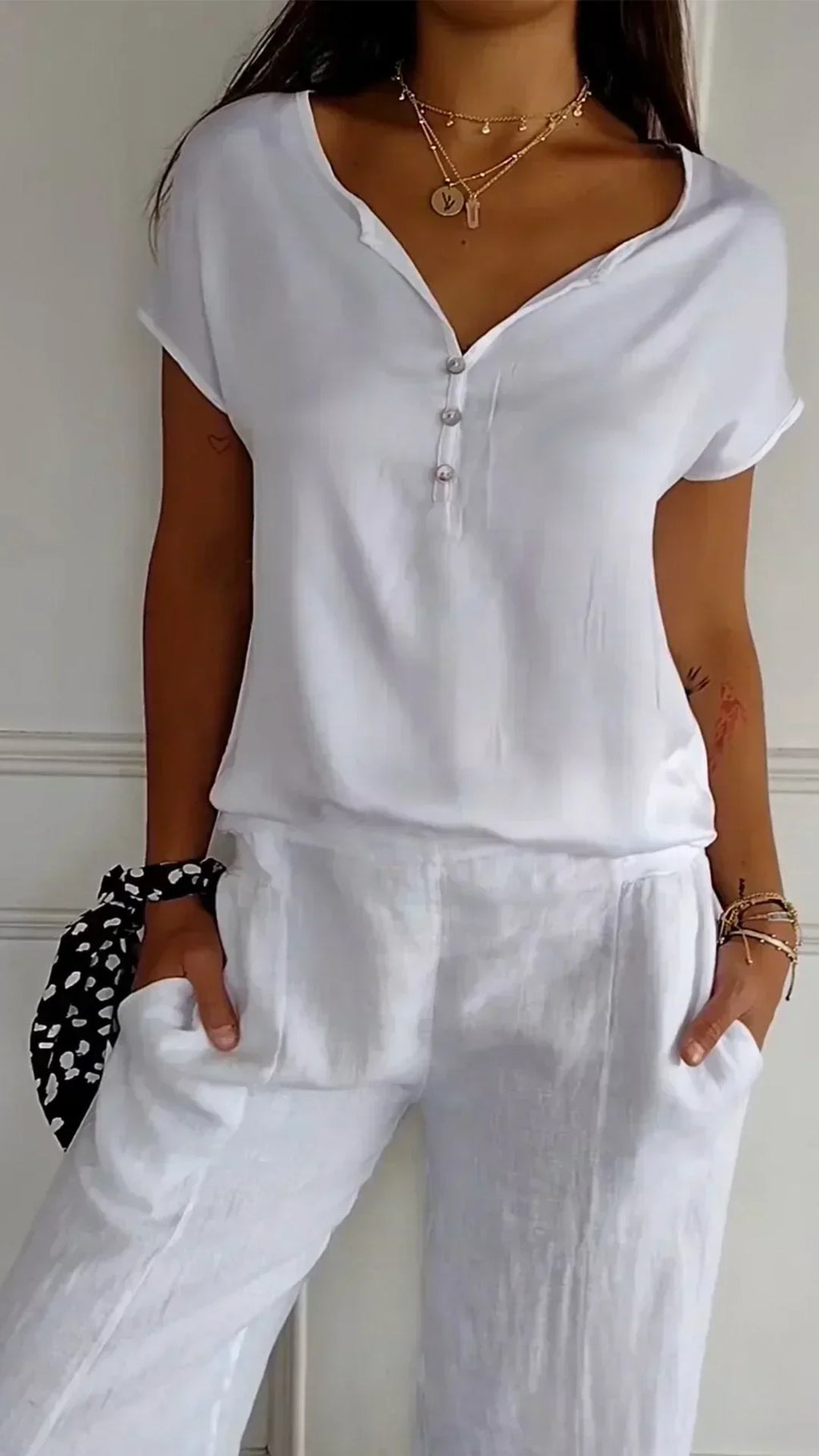Valenzora | Satin top with V-neck and button closure