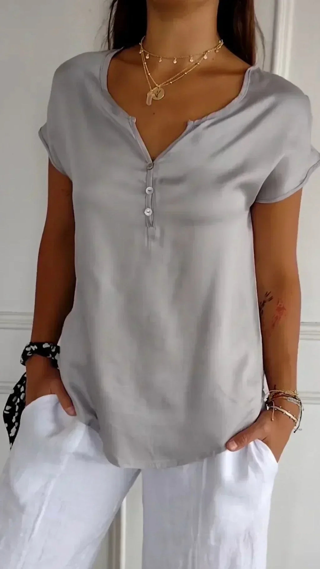 Valenzora | Satin top with V-neck and button closure