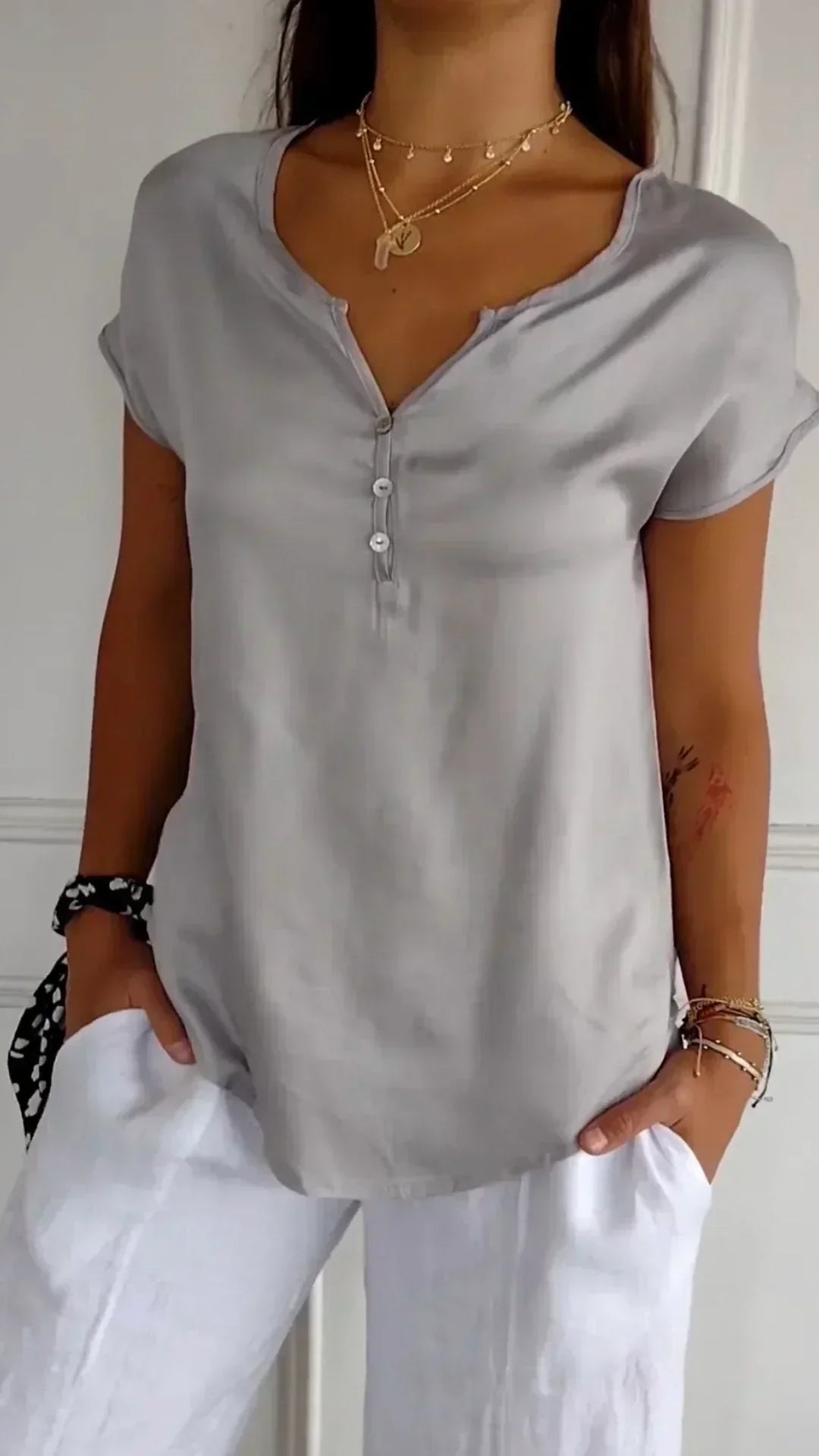Valenzora | Satin top with V-neck and button closure