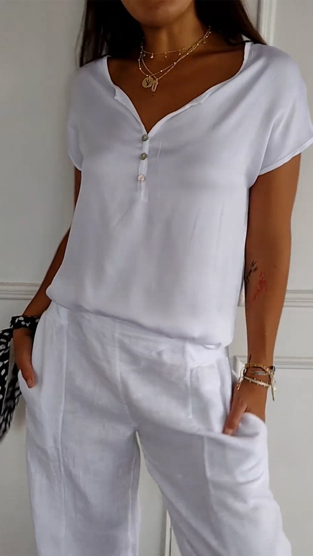 Valenzora | Timeless elegance T-shirt V-neck