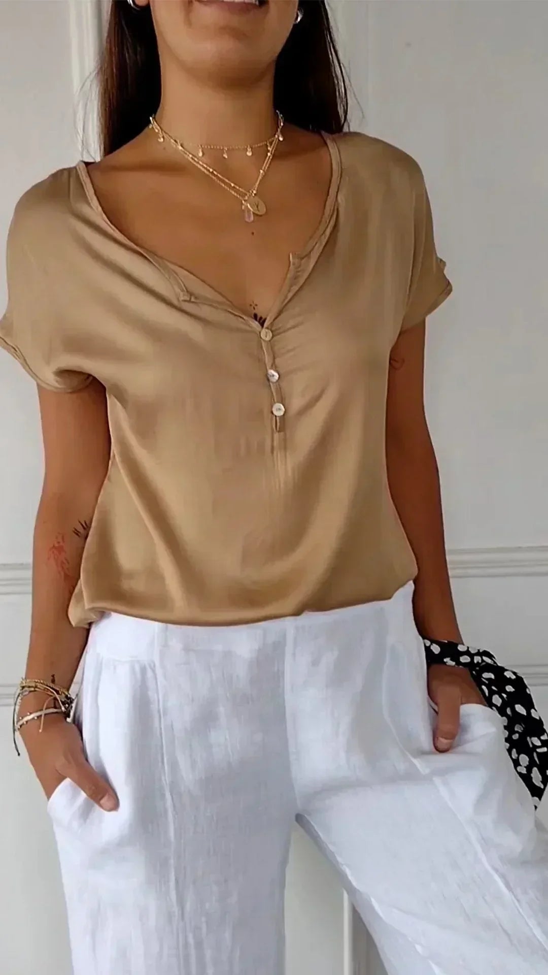 Valenzora | Satin top with V-neck and button closure