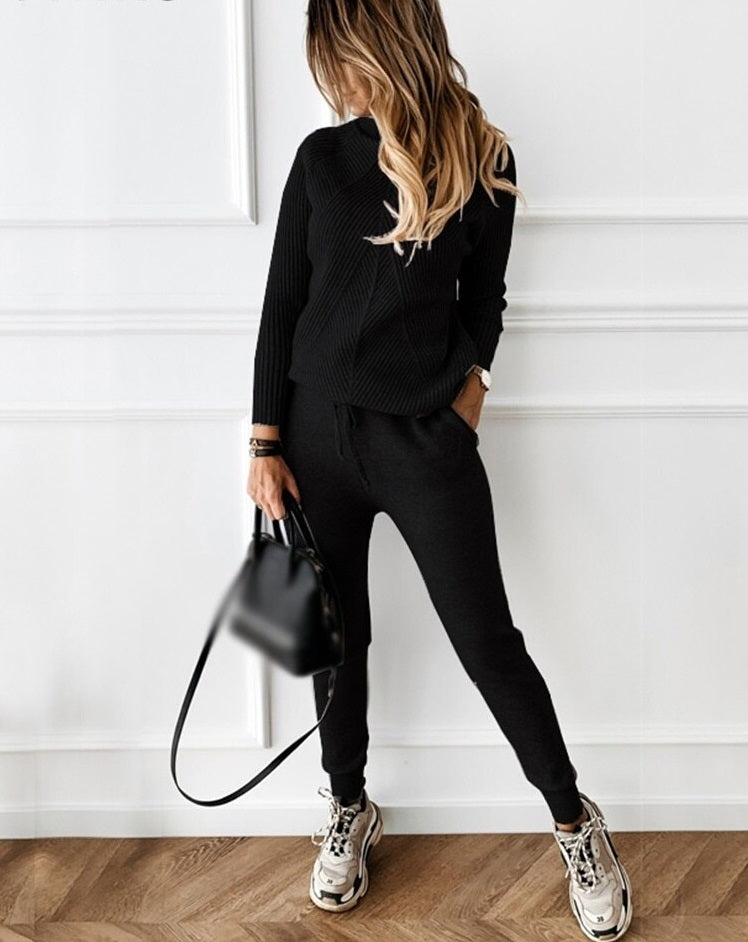 Valenzora | Warm and trendy two-piece tracksuit for women with turtleneck sweater and trousers