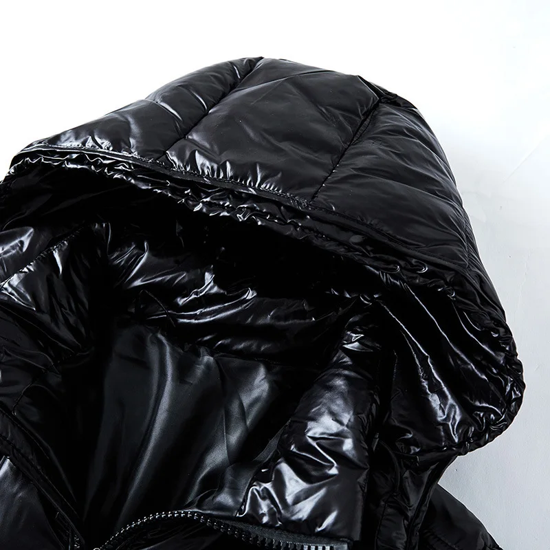 Schwarze Daunenjacke mit elegantem Glanz