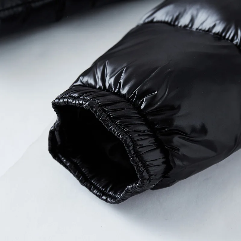 Schwarze Daunenjacke mit elegantem Glanz