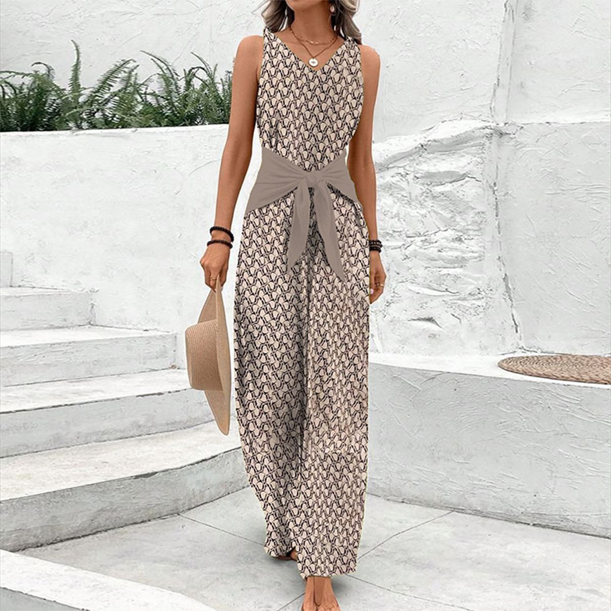 Valenzora | Sleeveless jumpsuit with a round neckline.