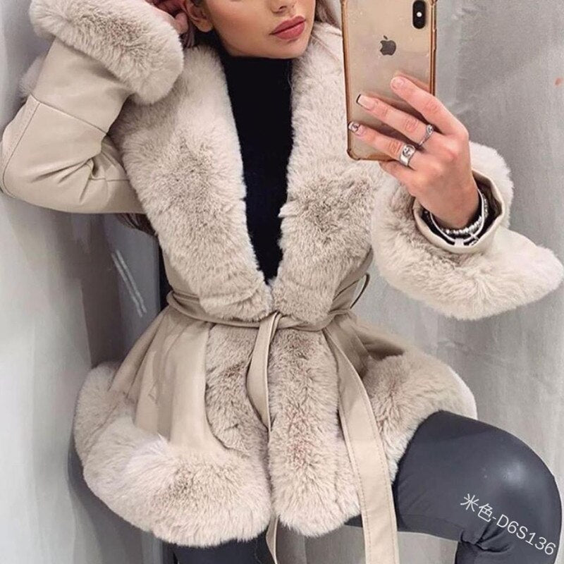 GlamourFrost: Ein Pelzmantel für stilbewusste Frauen!