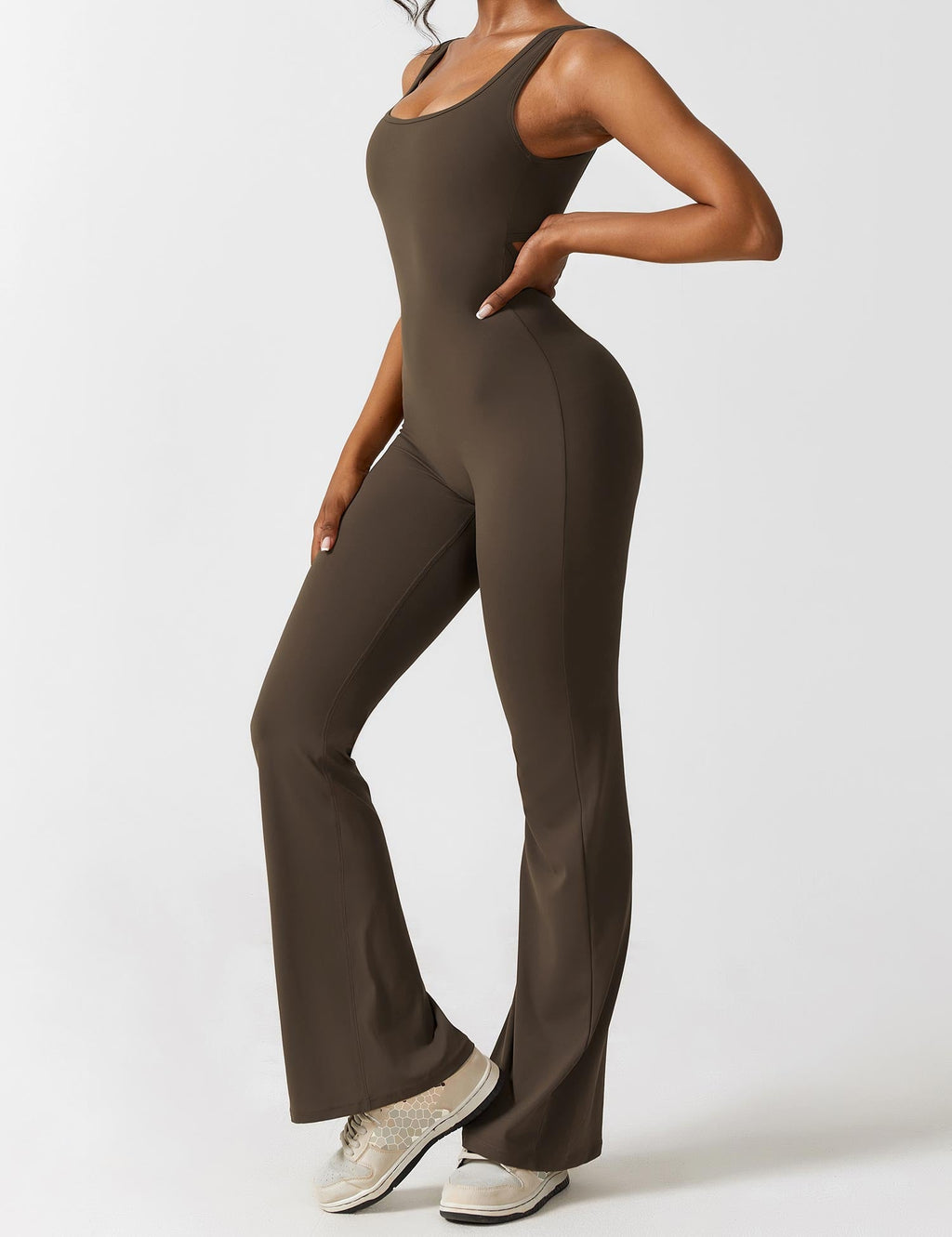 Valenzora | V-back flared jumpsuit