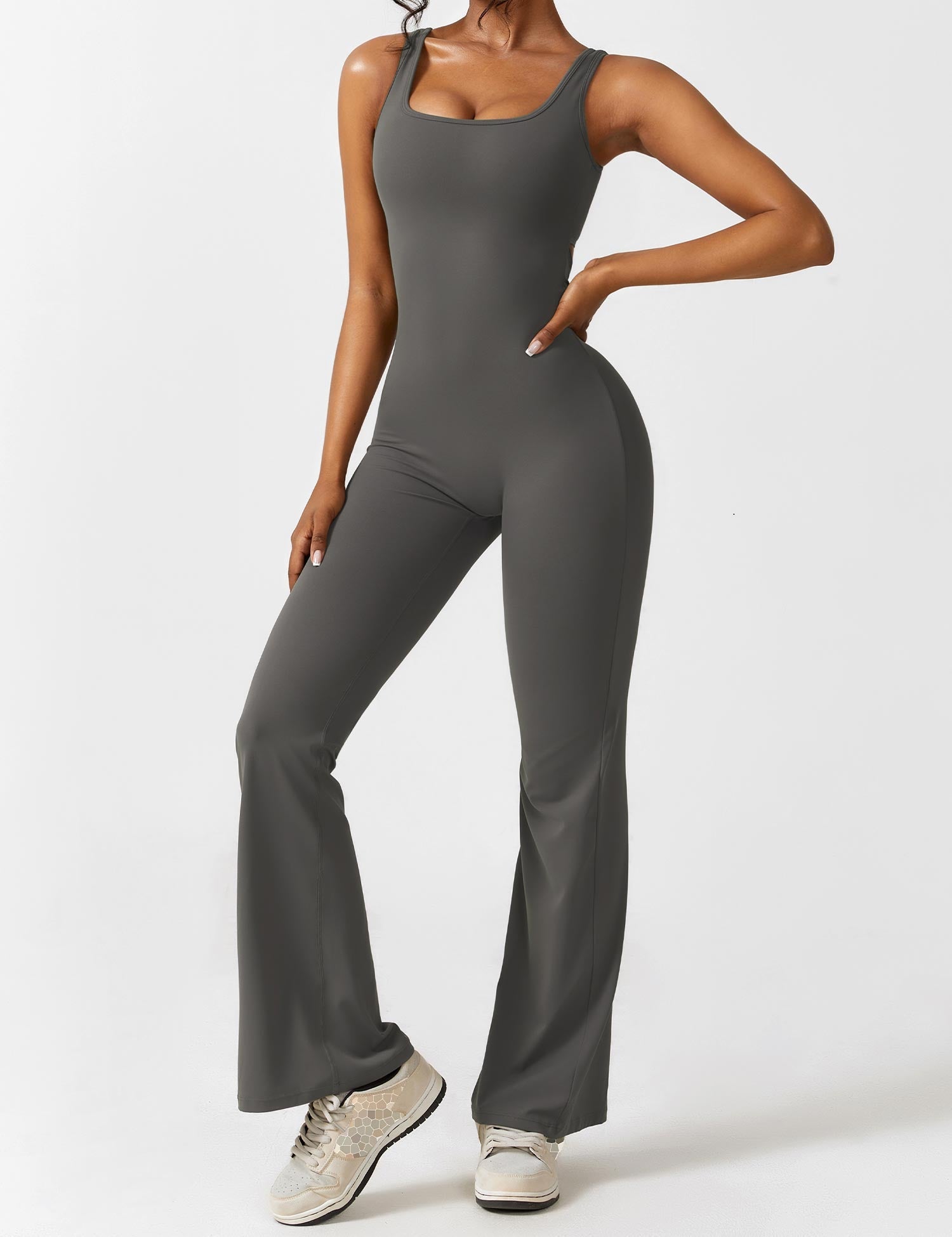 Valenzora | V-back flared jumpsuit