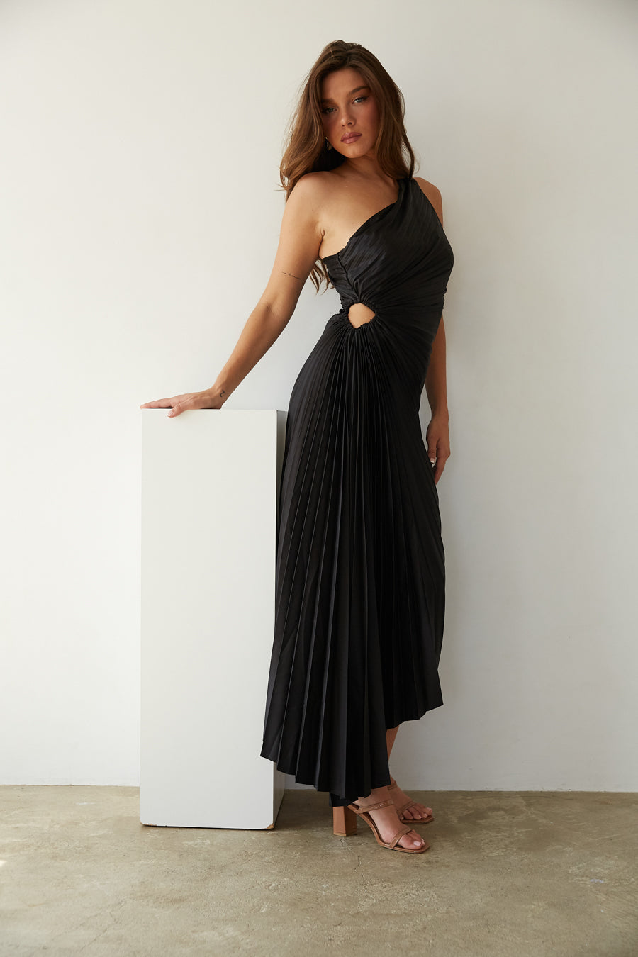 Valenzora | One Shoulder Pleated Midi Dress