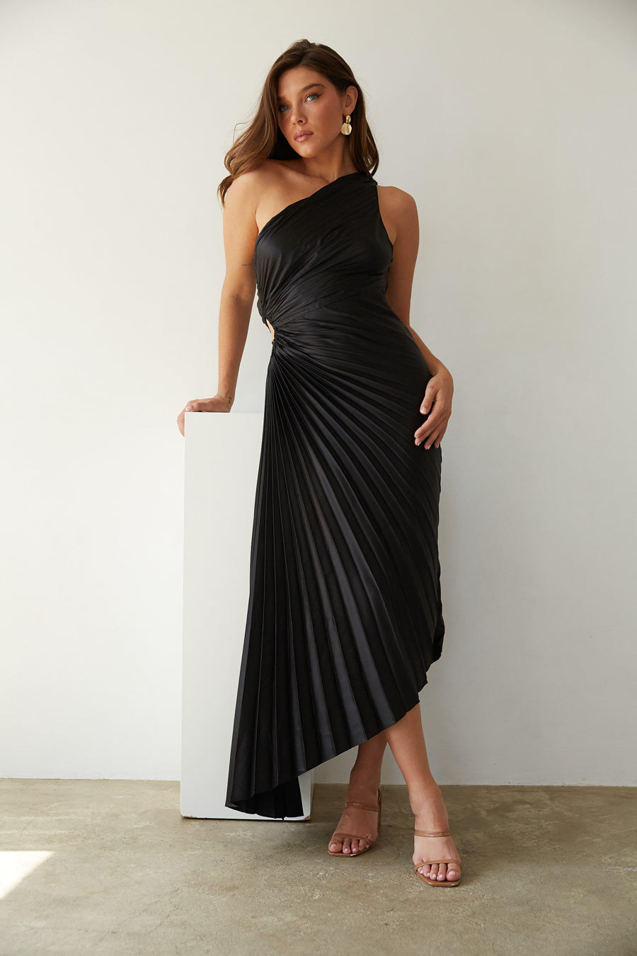 Valenzora | One Shoulder Pleated Midi Dress